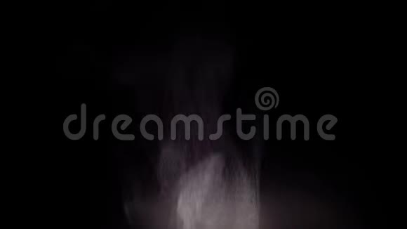 蒸汽或在黑色背景下涂抹视频的预览图