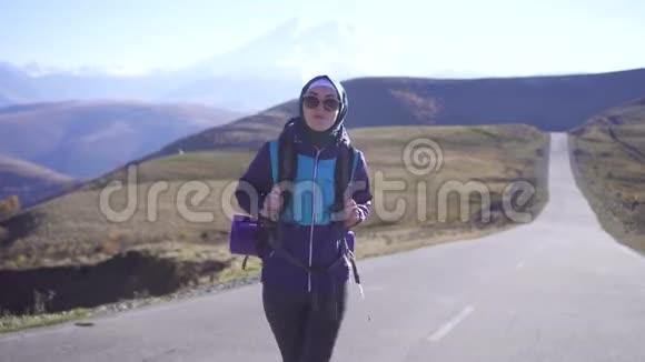 旅行中戴头巾的运动女孩的肖像视频的预览图