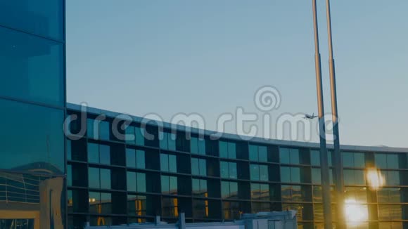 商业航空公司在机场降落飞机在候机楼的背景下降落在机场视频的预览图