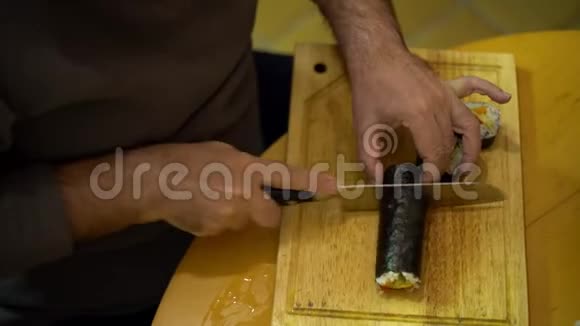 4K男子厨师用刀切手的特写日本马基祖什菜视频的预览图