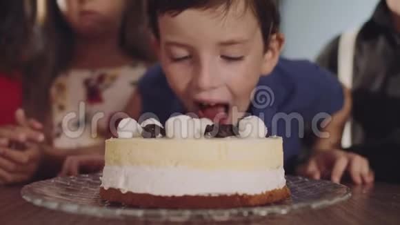 这个男孩咬了一个生日蛋糕视频的预览图