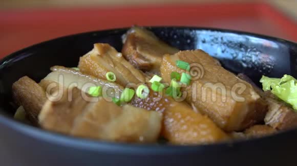 在日本餐馆人们用棍子吃猪肉的动作缓慢视频的预览图