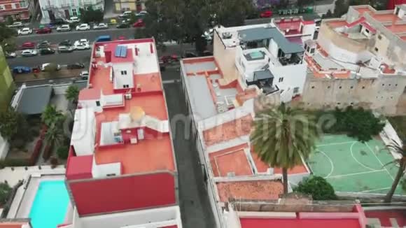 加那利岛拉斯帕尔马斯的空中景观狭窄的街道和五颜六色的房子古老的建筑视频的预览图