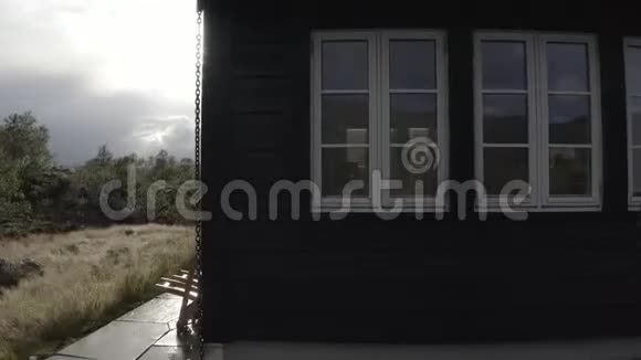 挪威Tjorhom山上tjorhom小屋的空中镜头视频的预览图