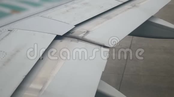 机翼飞机在跑道上的飞行伸展准备起飞4k镜头视频的预览图