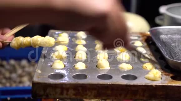 一个街头的亚洲小贩准备美味的煎小鹌鹑蛋视频的预览图