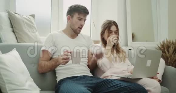 早上咳嗽的一对夫妇得了流感流鼻涕男人喝了杯里温热的东西女人检查她视频的预览图