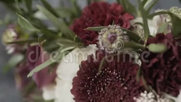 室内的新娘花束新娘花束相机移动视频的预览图