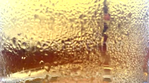 啤酒杯里有气泡上升视频的预览图