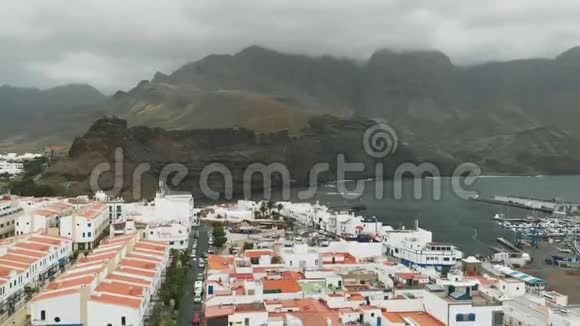 鸟瞰阿盖特加那利群岛加那利群岛小海湾的港口有昂贵的游艇白色的房子和一个视频的预览图