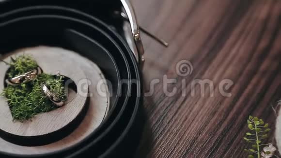 婚礼戒指在一个木箱里形状像一颗充满苔藓的心结婚戒指在一个装饰的盒子里新郎视频的预览图