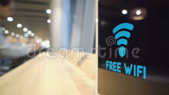 一个年轻人在咖啡馆里用手机显示一个免费的Wifi信号视频的预览图