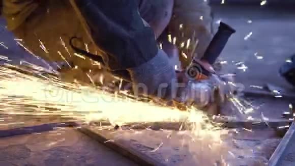 工人用磨床切割金属的特写磨铁时的火花视频的预览图