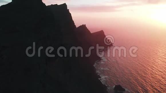 从无人机从很高的高度看日落时的山脉和海洋大加那利岛MiadordelBalcon视频的预览图