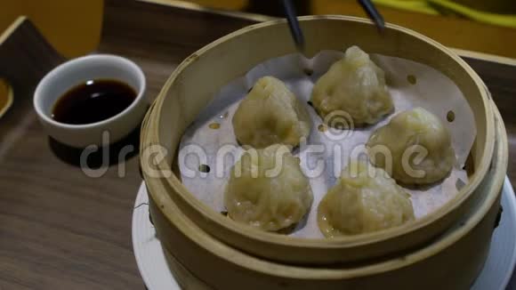 在餐馆里用筷子吃饺子的慢动作中国食物视频的预览图