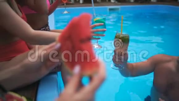 游泳池处有热带水果的年轻漂亮女孩慢动作视频的预览图
