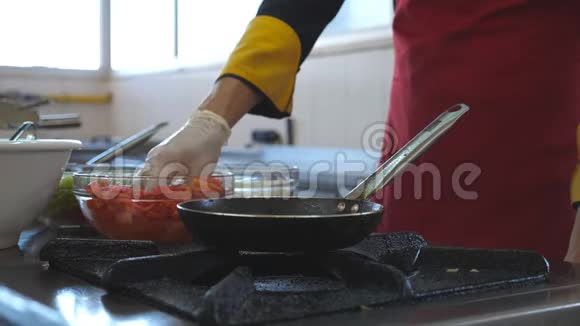 无法辨认的厨师为餐厅游客烹饪美味的素食菜肴男厨师在热锅上扔原料视频的预览图