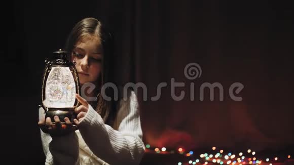 抱着圣诞灯笼的女孩视频的预览图