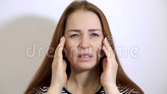 一位留着红色长发的白种人中年妇女头痛视频的预览图