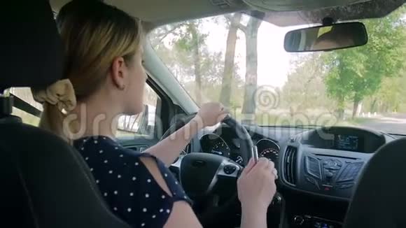 不负责任的女司机开车时化妆的慢动作视频视频的预览图