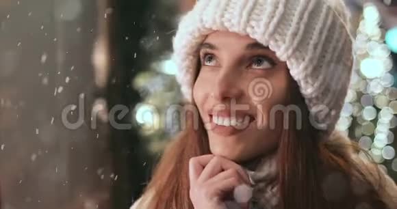 冬季户外女孩站窗购物视频的预览图