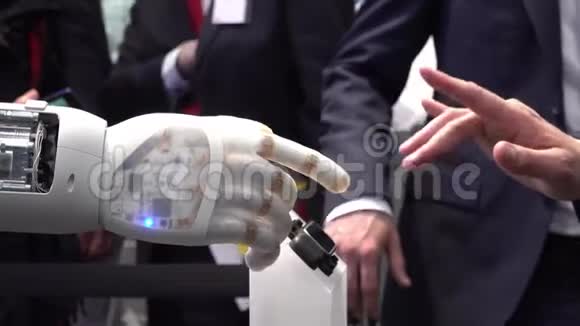 人的手和机器人作为人与人工智能之间连接的象征执行重金属视频的预览图