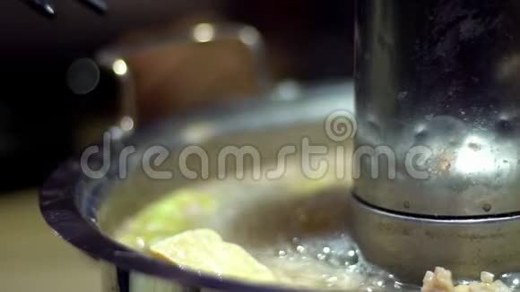 用筷子夹住豆腐的慢动作北京的中国火锅视频的预览图