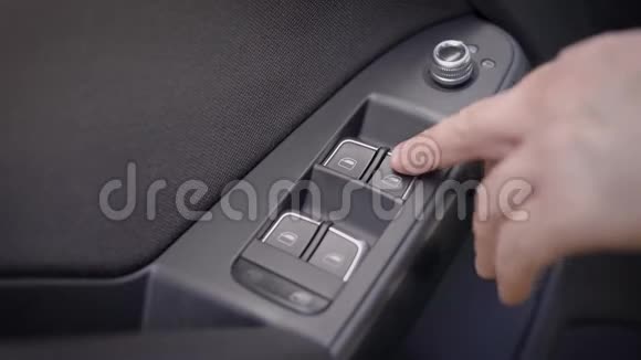 一个人用电驱动打开和关闭车窗自动控制汽车元件视频的预览图
