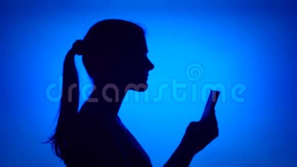 女人在蓝色背景上数钱的剪影女的脸上写着一堆钞票视频的预览图