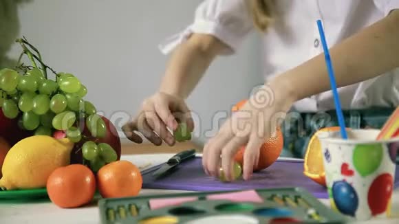 女孩用水果和蔬菜做的手视频的预览图