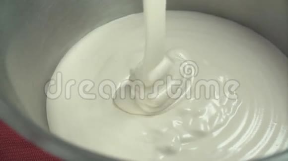 糕点厨师把厚厚的白色奶油倒在碗里视频的预览图