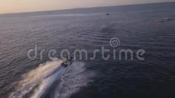 在蔚蓝的海洋中乘坐海上滑板车的年轻运动情侣的全景视频的预览图