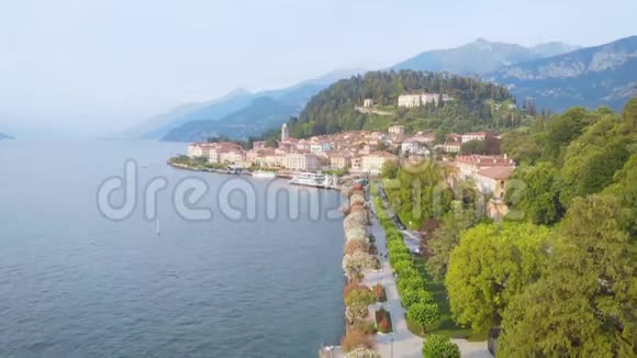 空中观景贝拉吉奥意大利科莫湖上的一个城市山湖度假小镇的美丽景观视频的预览图