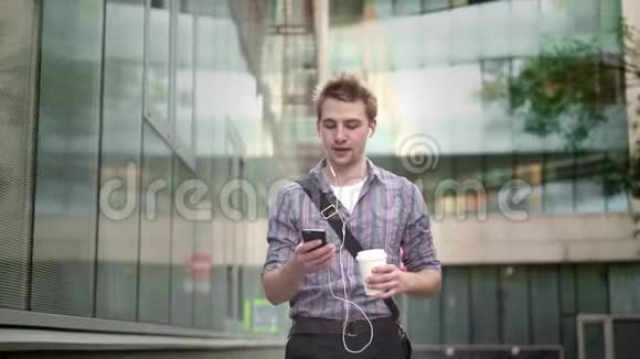 男人边走边听音乐边喝咖啡视频的预览图