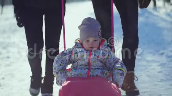 4K父母带着雪橇走下来里面有一个孩子视频的预览图