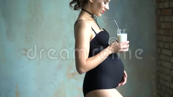 幸福的孕妇手里拿着一杯牛奶关心健康和适当的营养女人不能喝酒视频的预览图