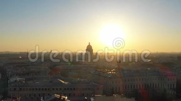 清晨圣彼得堡市中心令人惊叹的景色视频的预览图