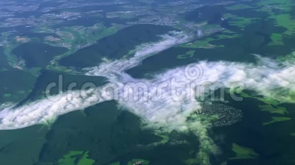 从飞越瑞士阿尔卑斯山的云和山的飞行飞机上观看视频的预览图