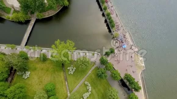 鸟瞰美丽的公园和湖泊有凉爽的桥梁和爱的岛屿特诺皮尔乌克兰的概念视频的预览图