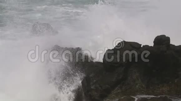 葡萄牙锡恩斯附近大西洋沿岸的风暴天气视频的预览图