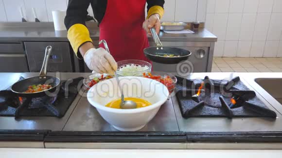 不可识别的厨师烹饪美味的素食菜肴在现代厨房的餐厅男性厨师加入平底锅配料视频的预览图