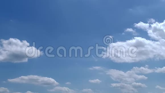 缓慢移动的云与蓝天视频的预览图