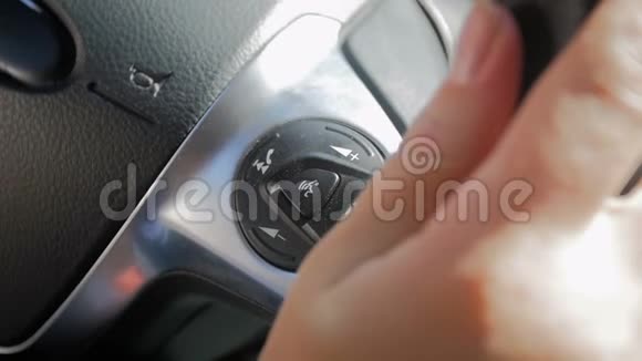 汽车驾驶员调整巡航控制和汽车使用方向盘旋钮的慢速动作录像视频的预览图
