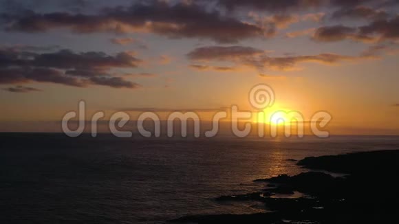 在美丽的日落背景下鸟瞰大西洋和岩石海岸视频的预览图