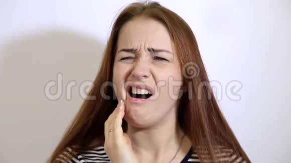 牙疼白种人留着红色长发的中年妇女视频的预览图
