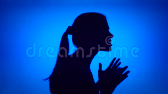 沮丧的女人哭泣的剪影女的脸在蓝色背景下绝望地尖叫视频的预览图