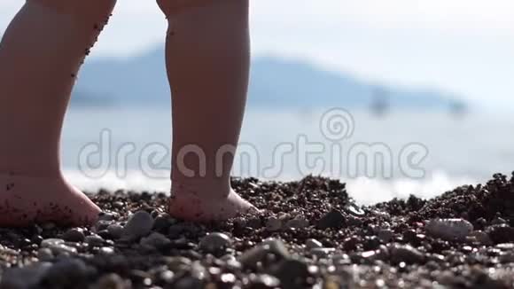 在海边的沙滩上小宝宝的腿慢慢地站起来视频的预览图