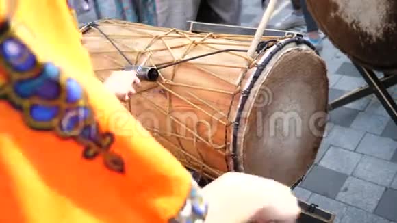 街头音乐家在非洲鼓上演奏街上有鼓槌视频的预览图