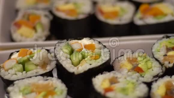 自制卷寿司的慢动作诺里卷与米雪草和鱼视频的预览图