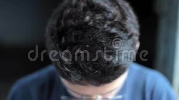 在黑色背景下用两个角度对一个卡西亚男性律师的头部做HAIRASSAGE视频的预览图